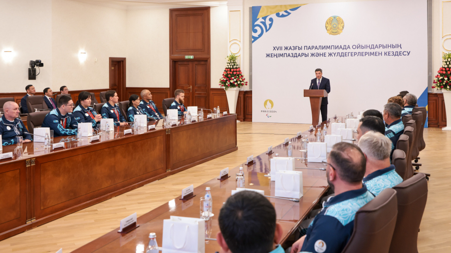 Бектенов вручил от имени президента госнаграды призерам Паралимпиады и тренерам
