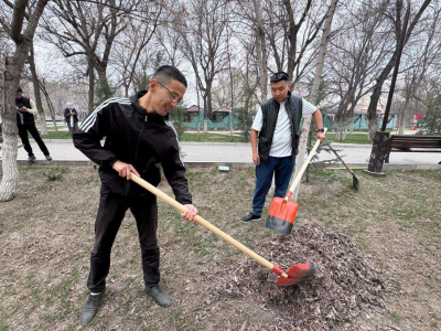 Таза Қазақстан: жители Тараза очистили парк от мусора