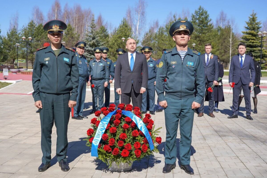 Казахстанская делегация почтила память павших земляков на мемориале в Ржеве