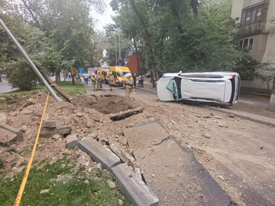ЧП при опрессовке газопровода: в Алматы перевернулась машина
