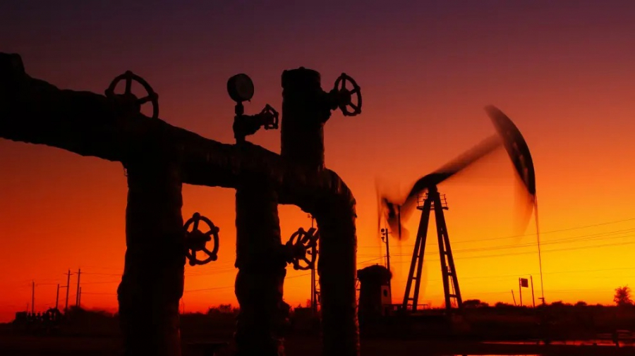 Нефтяной рынок балансирует: геополитика и статистика толкают цены вверх
