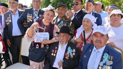 Аким Шымкента подарил квартиры ветеранам Великой Отечественной войны
