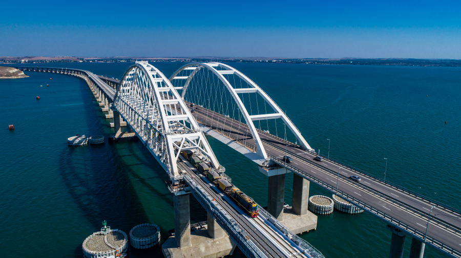 На Крымском мосту временно перекрыли движение автотранспорта