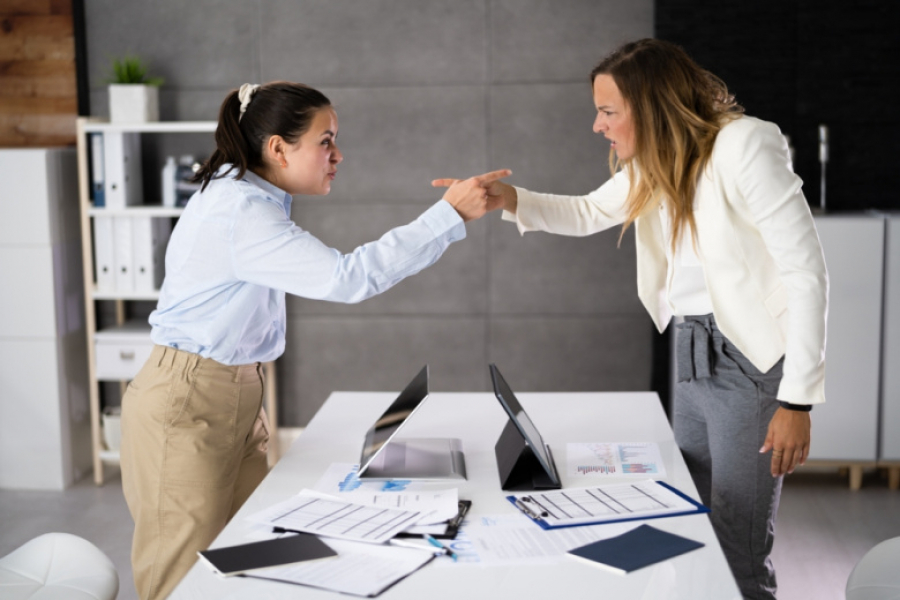 Юрист рассказал, могут ли уволить сотрудника за критику начальства