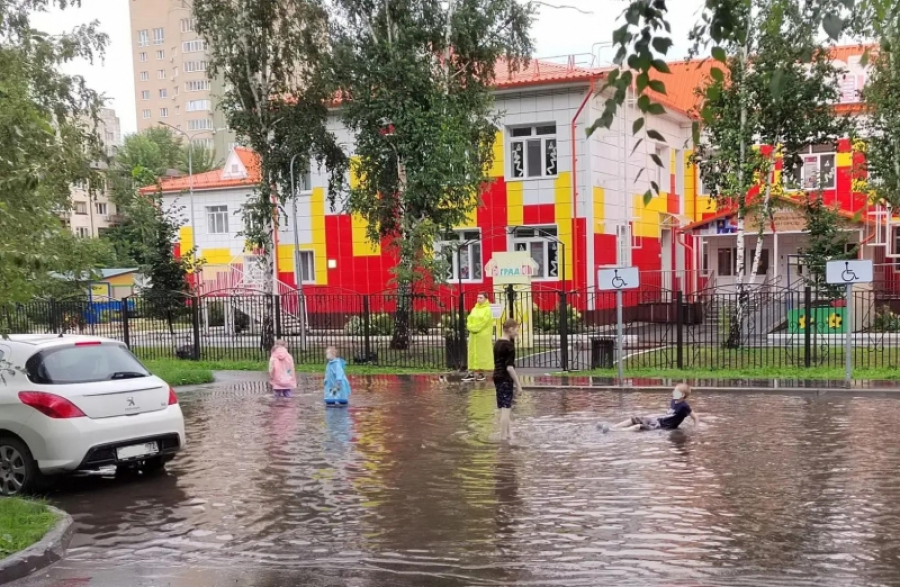 После воскресного ливня затопило Тюмень: воды по колено, машины плавают