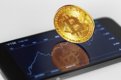 Суточный спад курса BTC на 6,5%: Что происходит на рынке цифровых активов?