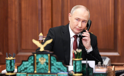 Песков: Путин использует спецсвязь для общения с сотрудниками АП