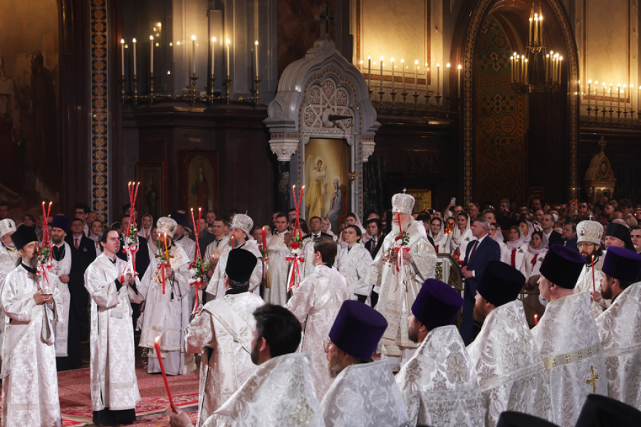 Пасхальное богослужение в Москве: яркие кадры из храма Христа Спасителя
