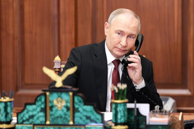 &laquo;Не звонит по городскому или мобильному&raquo;: Песков раскрыл секрет общения Путина с сотрудниками администрации