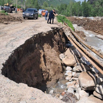 В Алматы около плотины &quot;Аксай&quot; обвалился грунт