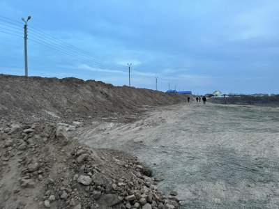 Жители прибрежных домов в Атырау противятся строительству защитных дамб