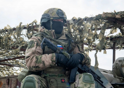 Военнослужащие Росгвардии оказывают адресную помощь жителям ЛНР в условиях весеннего паводка