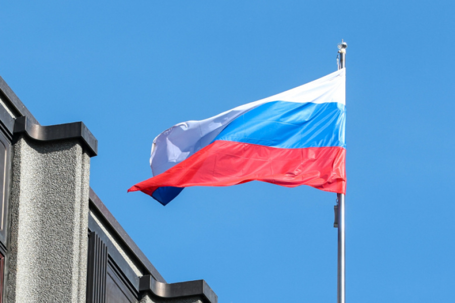 Юрист предупредила о штрафах за неправильное вывешивание флага России