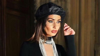 Итальянская топ-модель с русскими корнями попозировала в платье с экстремальным декольте
