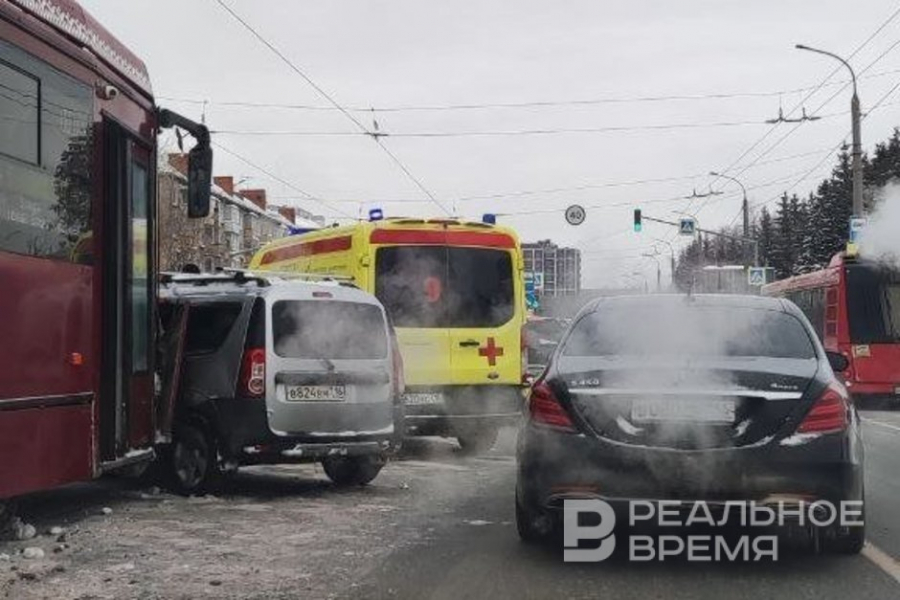 ДТП с трамваем произошло на улице Гвардейской в Казани