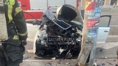 Двое в больнице и авто в огне: в центре Казани иномарка влетела в столб - фото 10/07/2026 &ndash; Новости