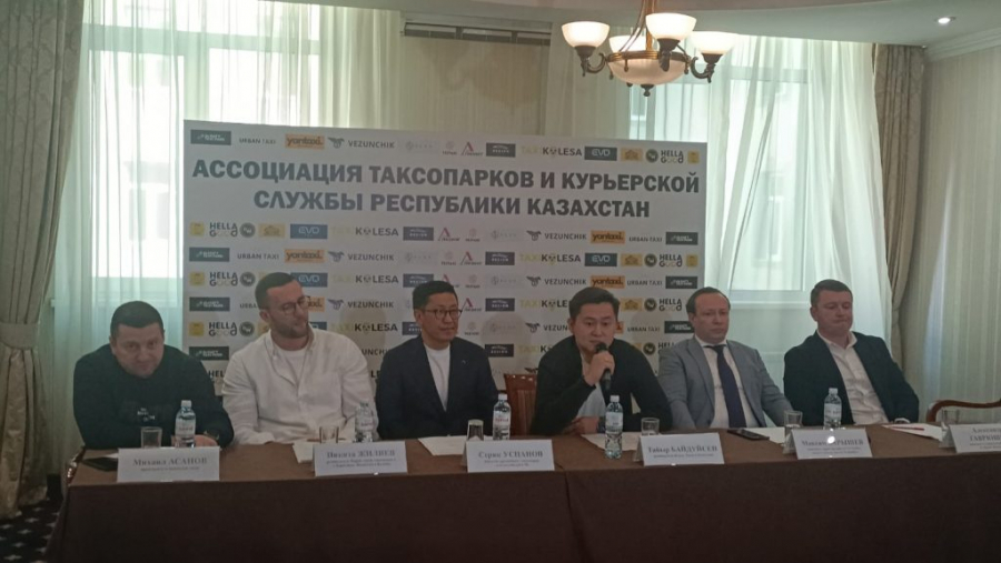 Таксопарки призывают правительство к переговорам