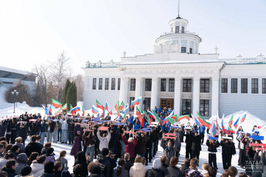 В Казани провели массовый патриотический флешмоб в честь воссоединения Крыма с Россией