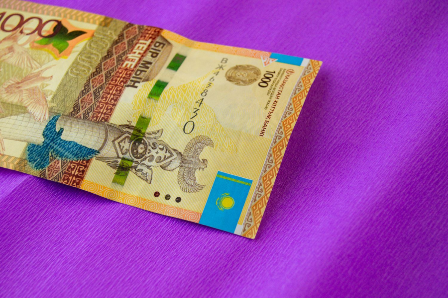 На KASE доллар продается около отметки 442 тенге