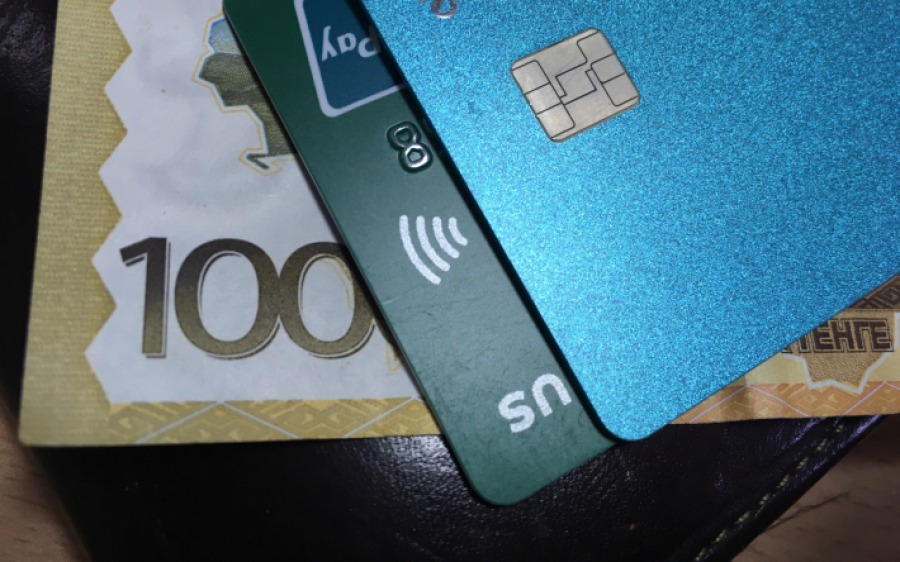 Четыре платежные карты приходится на одного жителя Казахстана