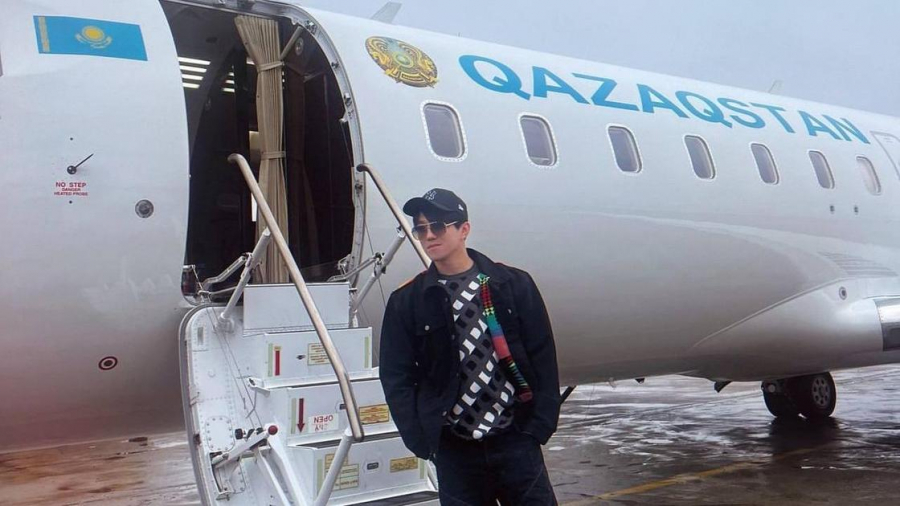 &quot;Человек-сюрприз&quot;: Димаш Кудайберген улетел еще в одну страну перед европейскими концертами