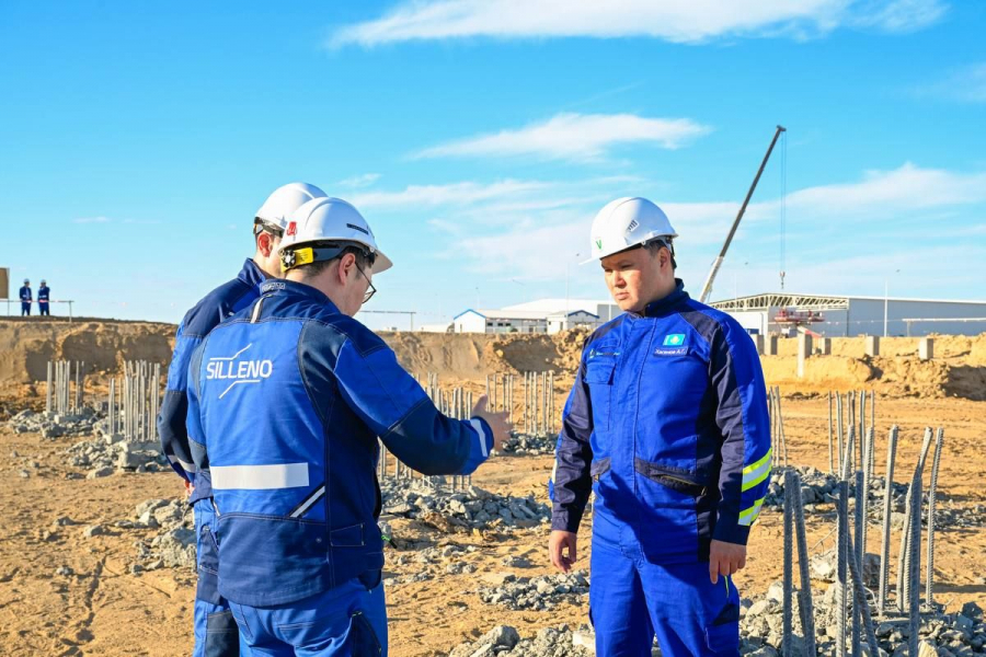 Глава КазМунайГаза проверил ход строительства полиэтиленового завода в Атырау
