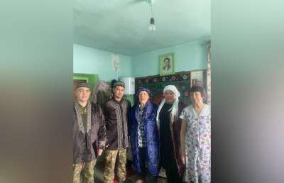 В Усть-Каменогорске гвардейцы надели чапан на ветерана