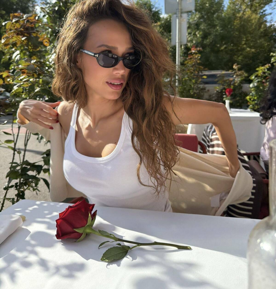 Алина Загитова опубликовала фото с розой от &laquo;холостяка&raquo;