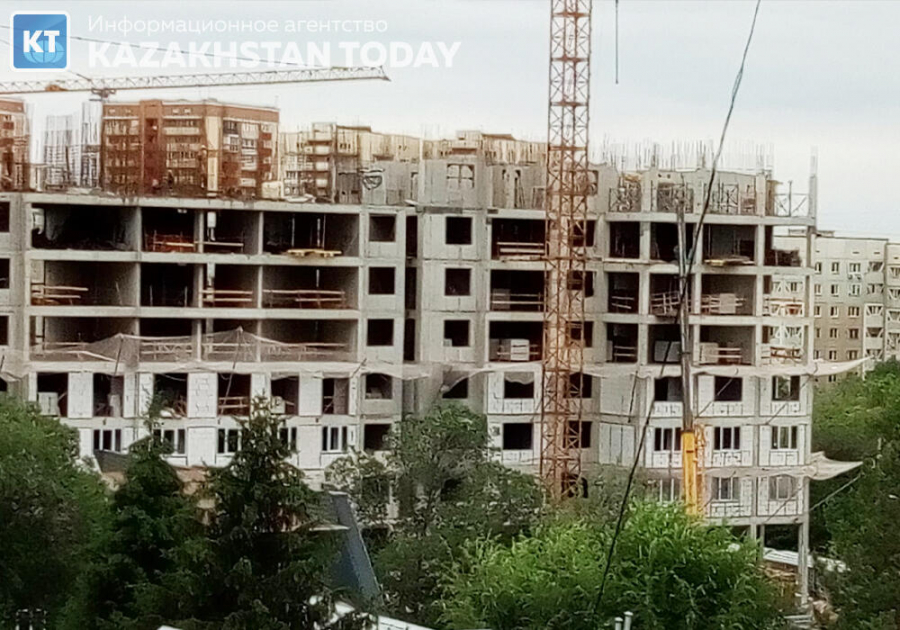 В одном из районов Алматы приостановили строительство жилья: названа причина