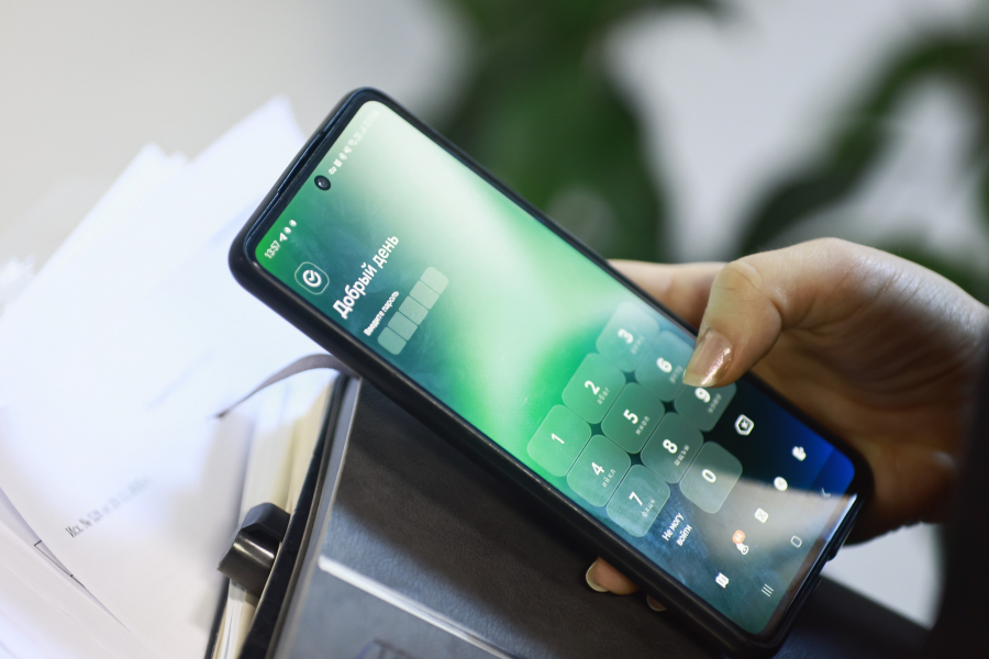 Банки начнут распознавать мошенников по скорости скроллинга, походке и мимике