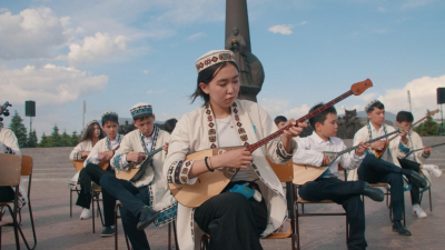 100 юных домбристов исполнили казахские кюи в Астане