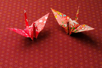 Как сделать оригами-журавлика: инструкция для новичков бумажного искусства