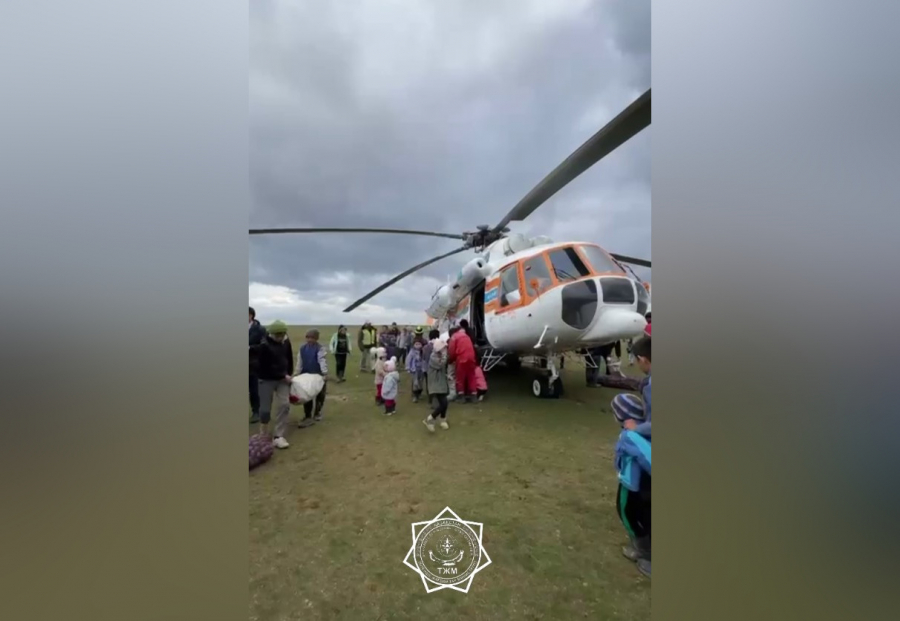 Без транспорта, но не без помощи: село Каракамыс получило гуманитарный груз