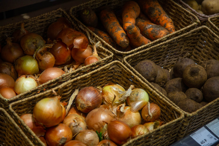 Юрист Жорин: за сбор шелухи с лука для покраски яиц в магазинах грозит штраф