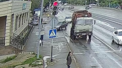 Эпилептический приступ резко начался у подростка в области Абай: ему помог полицейский (видео)