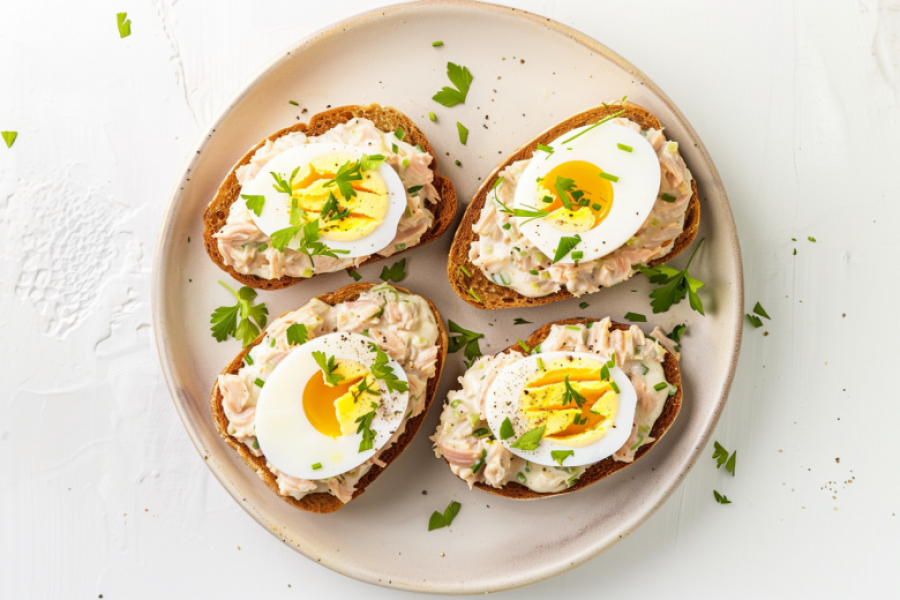 Бутерброды &laquo;на богатом минимуме&raquo; &mdash; тунец и яйца, а гости думают, что это кейтеринг