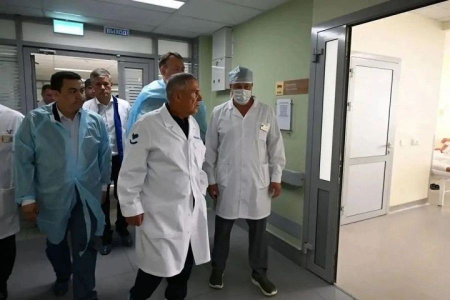 Минниханов навестил пострадавших от атаки БПЛА в Нижнекамске