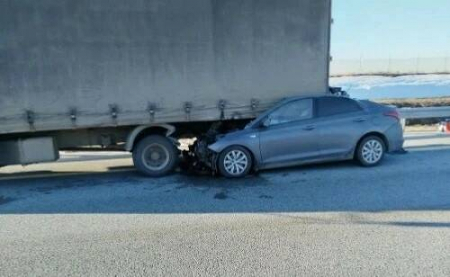 Четыре человека погибли, влетев под грузовик на платной трассе в Татарстане