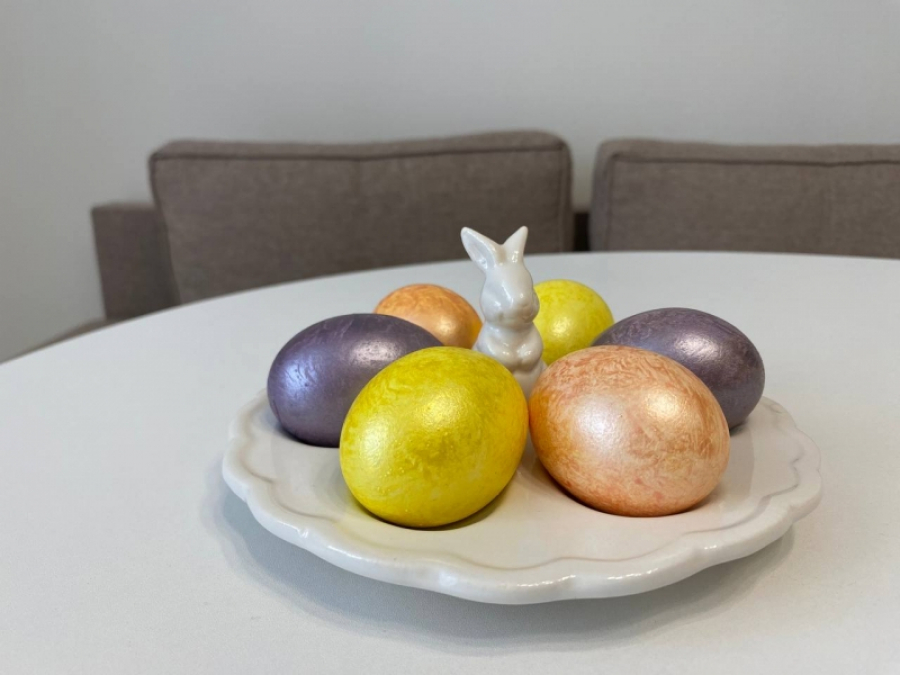 Самый простой, но необычный способ покрасить яйца на Пасху