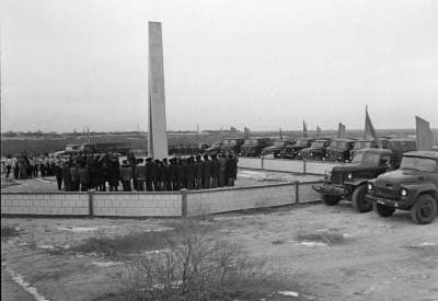 На полуострове Пешной разрушается никому не нужный памятник расстрелянным совдеповцам
