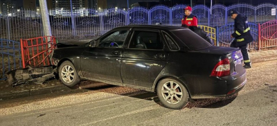 Автомобиль врезался в ограждение и столб в одном из районов Семея