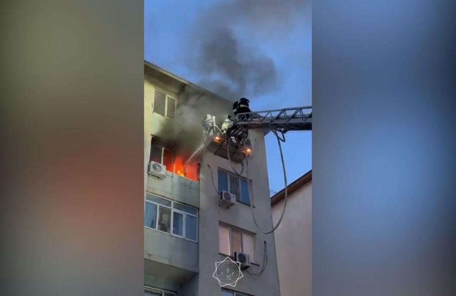 В Атырау загорелась квартира в многоэтажке
