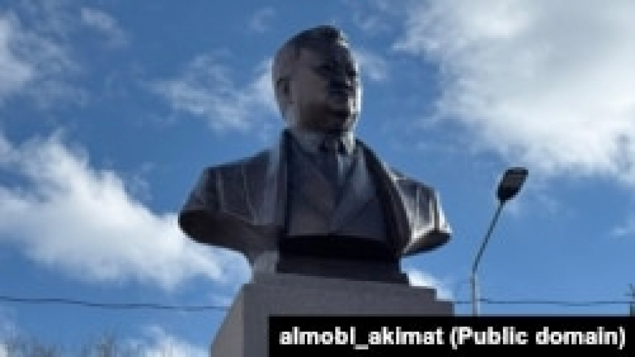 Памятник Заманбеку Нуркадилову установили в селе Кеген Алматинской области
