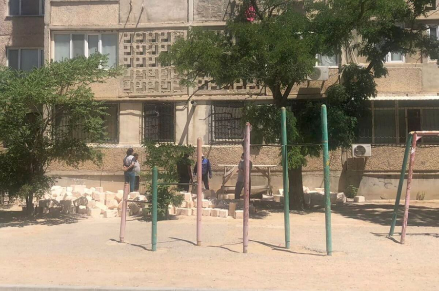 В Актау возводят пристройку, захватив часть детской площадки
