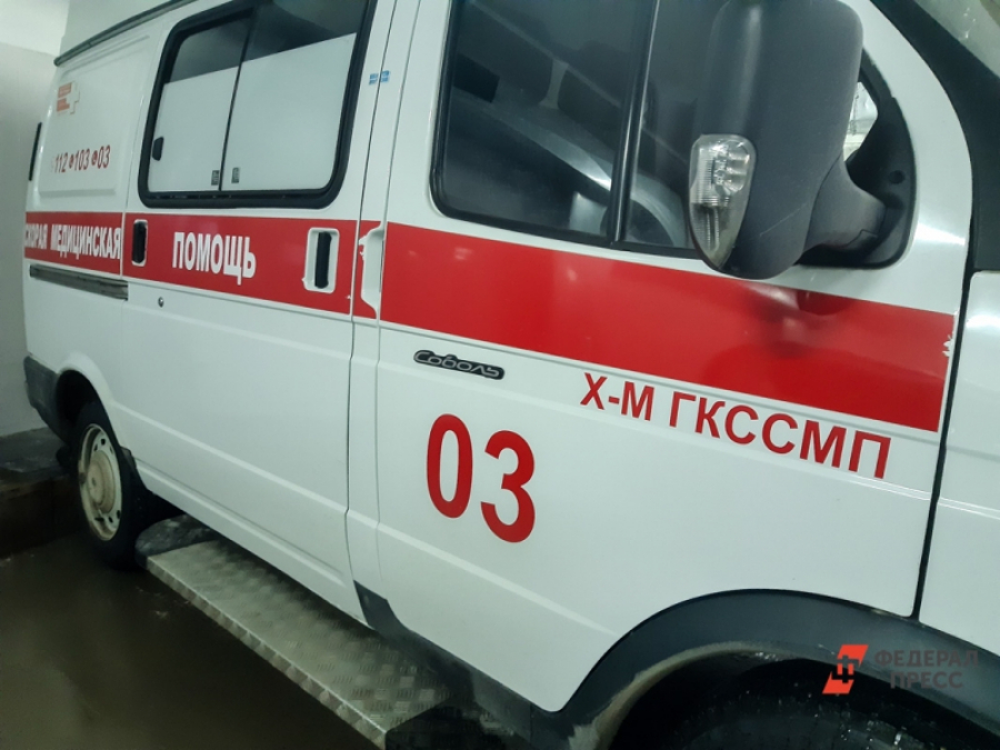 В Прикамье медики скорой помощи доставили пациента до больницы на носилках по сугробам