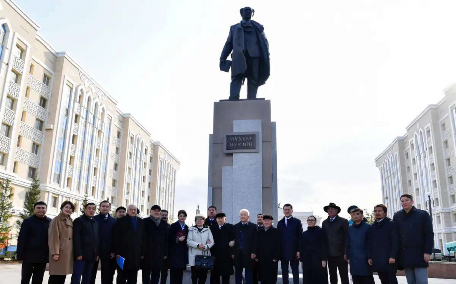 Памятник Мухтару Ауэзову открыли в столице
