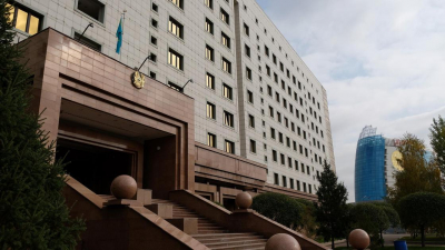 Фото с горой туалетной бумаги у входа в Дом министерств в Астане прокомментировали в Минюсте