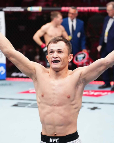 Казахстанский военнослужащий выиграл бой в UFC 315