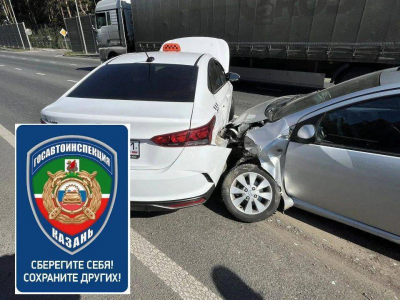 На Горьковском шоссе столкнулись три автомобиля &ndash; временно перекрыта полоса движения
