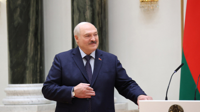 Лукашенко и его младший сын приняли участие в субботнике и посадили дерево